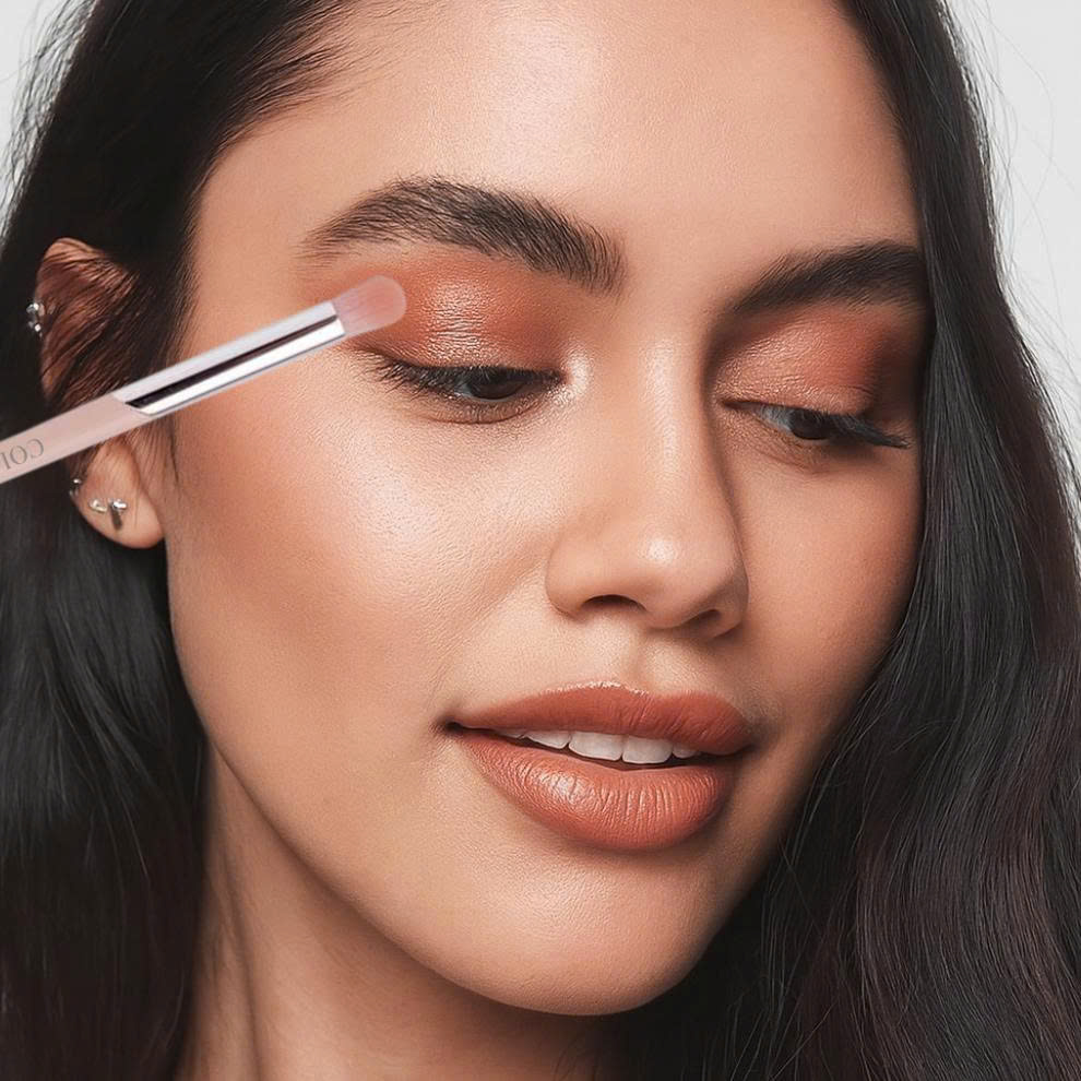 Cọ Mắt Tròn Tán Và Nhấn Đuôi COLOURPOP Eye Shadow Brush C204